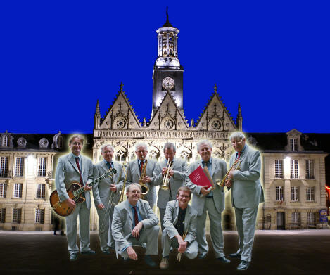 le Blue Rhythm Band devant l'Htel de Ville de Saint-Quentin